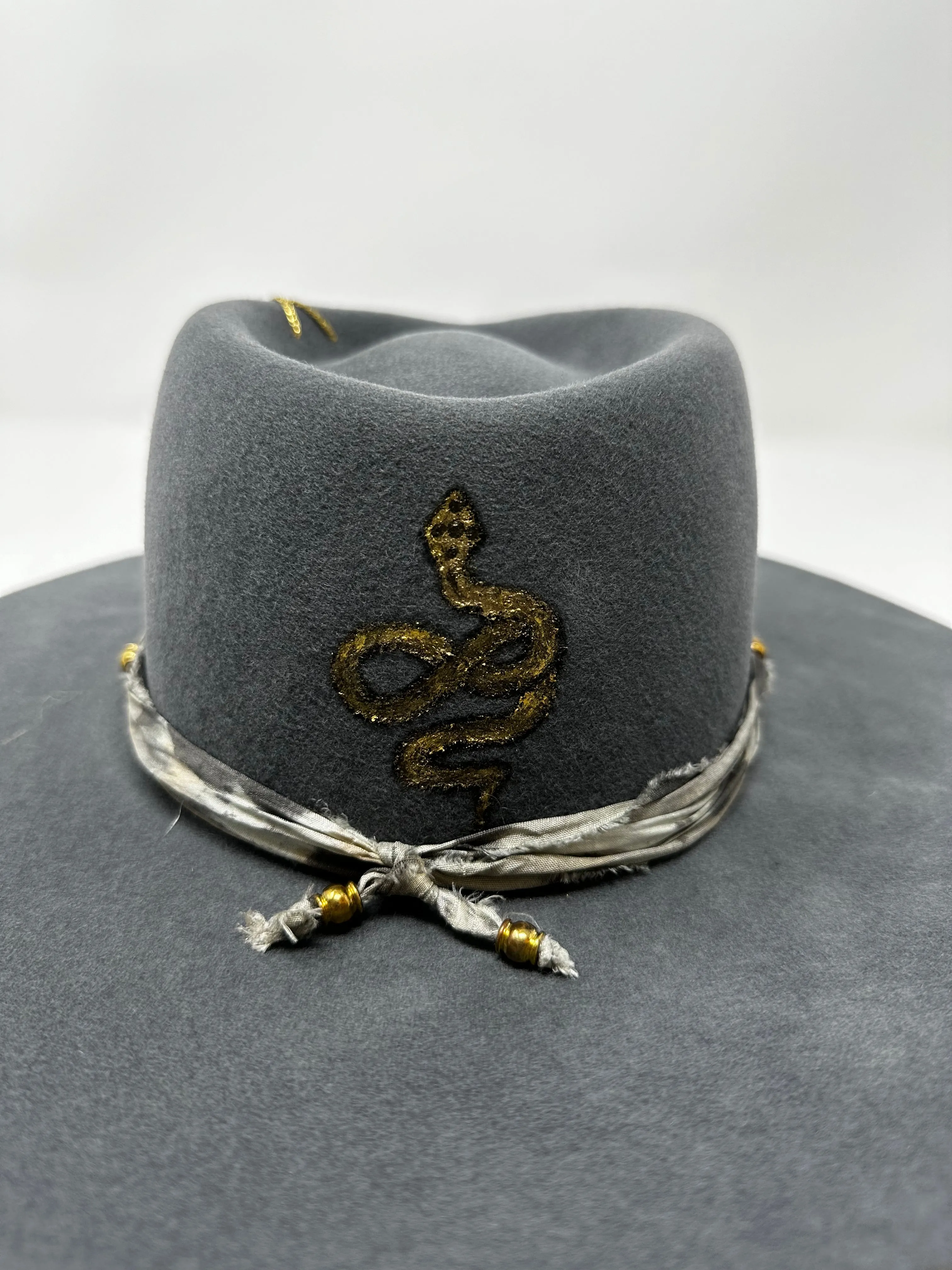 Motana fedora color ash blue with painted snake